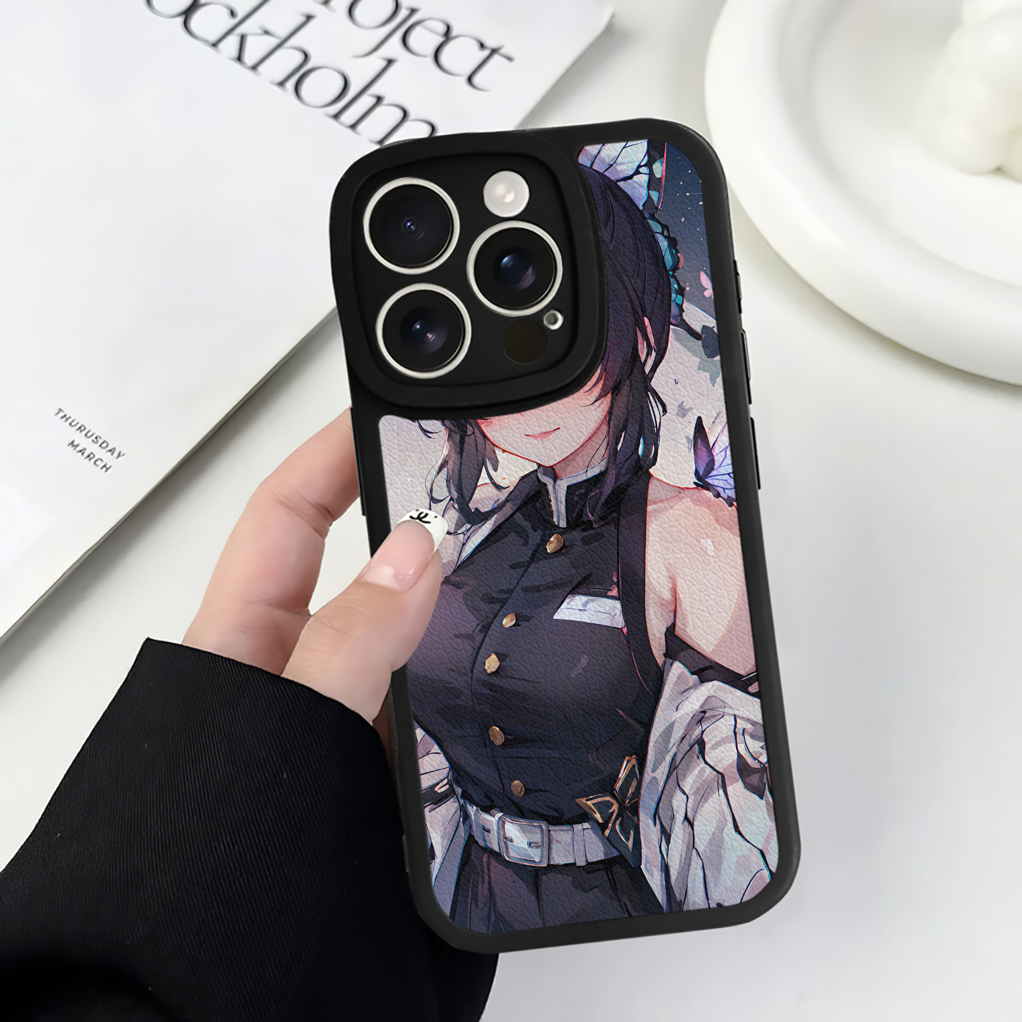 （画像用） 鬼滅の刃（きめつのやいば）蟲柱-胡蝶 しのぶ／こちょう しのぶ Kochou Shinobu 【iPhone 16シリーズ対応】シリコンスマホケース（レザー調） 材質：シリコン